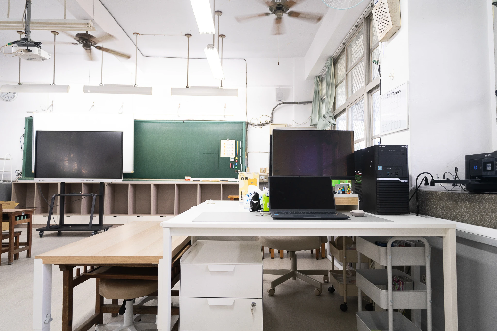 Teaching area with desks, screens and blackboards