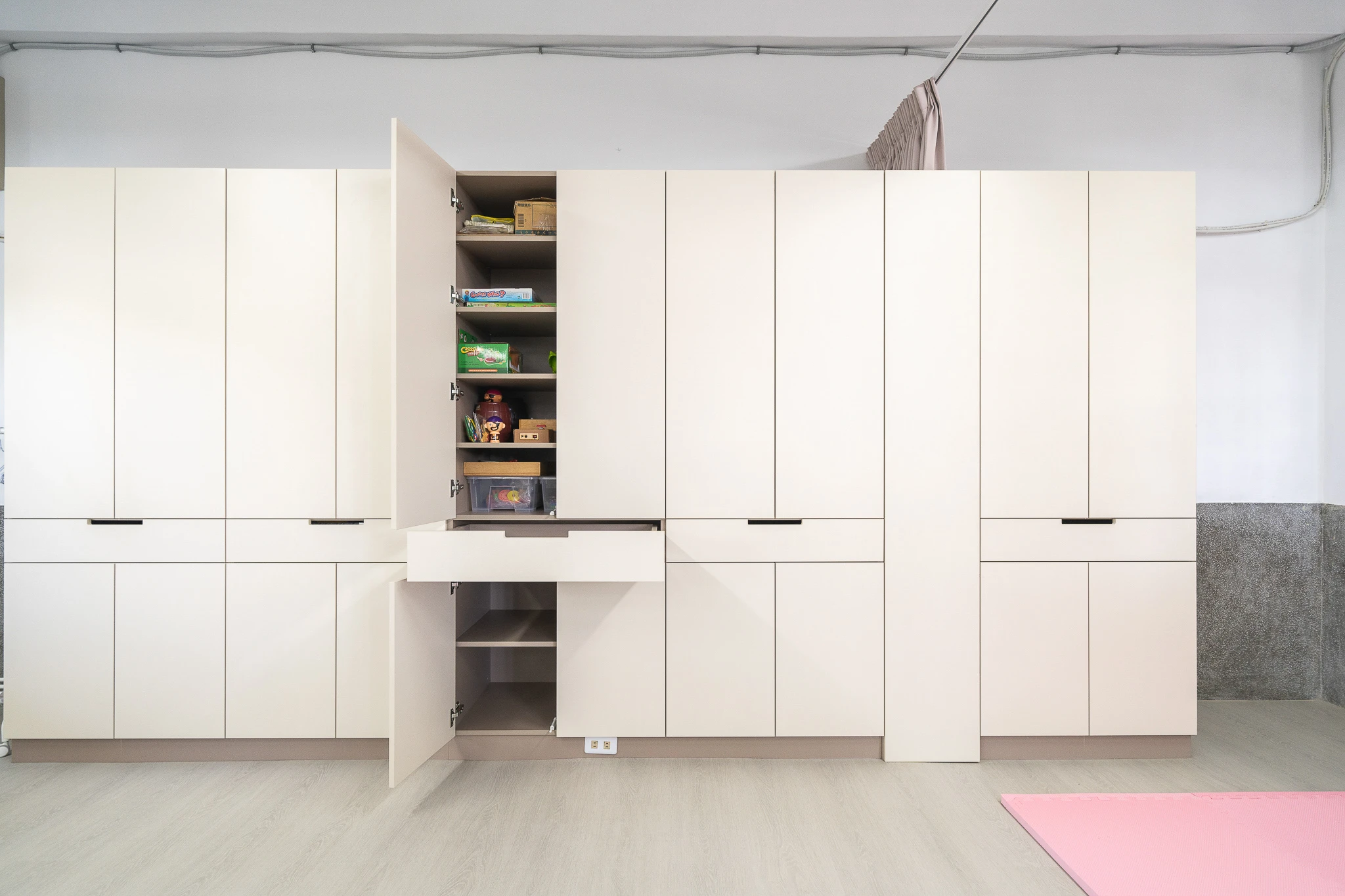 Storage wall with an open central cabinet and work surface