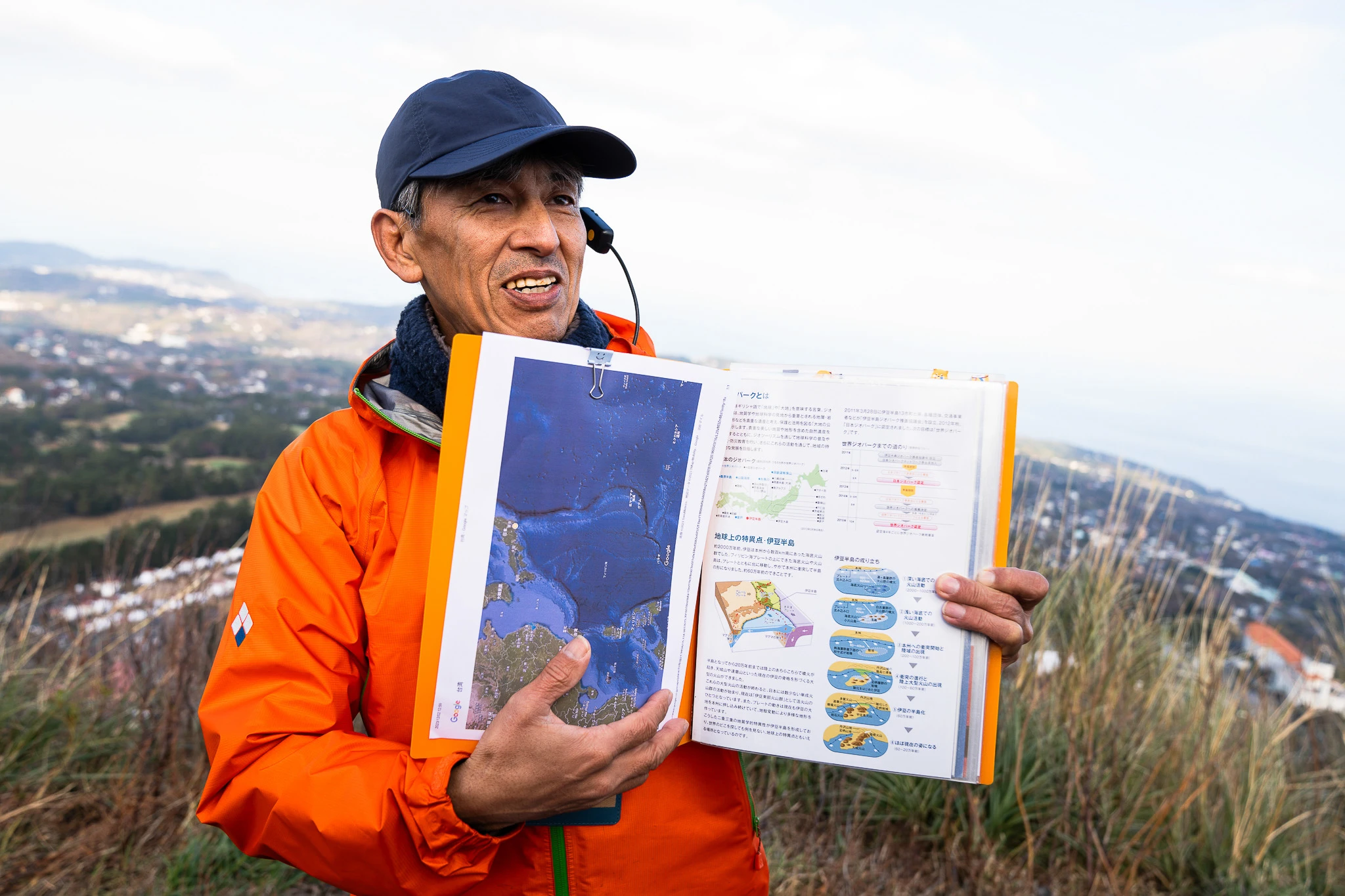 Walking guide holding an illustrated information sheet