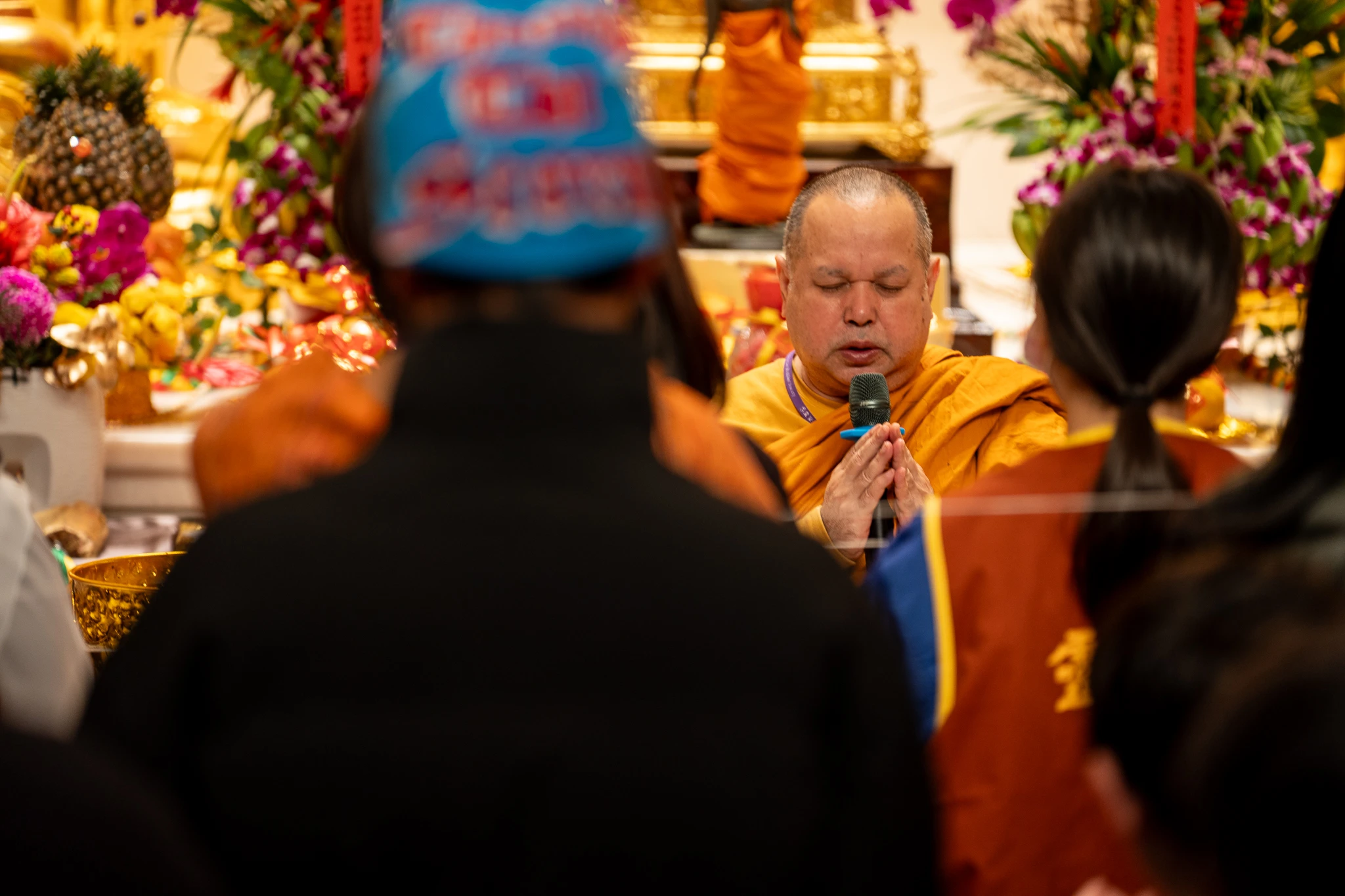 A visiting Thai monk offering Lunar New Year blessings to devotees at Ling Jiou Mountain’s Golden Buddha Hall.