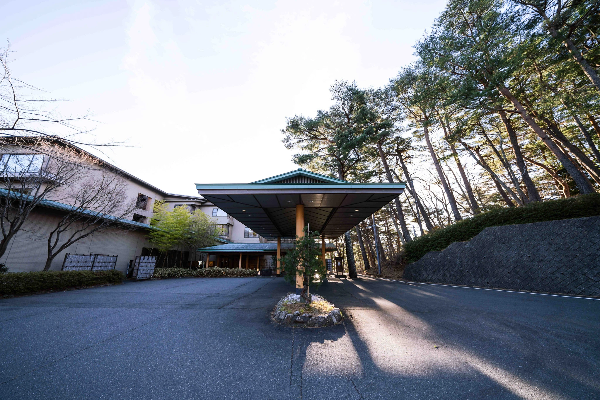 Covered entrance and approach to The Park Hotel Jodogahama