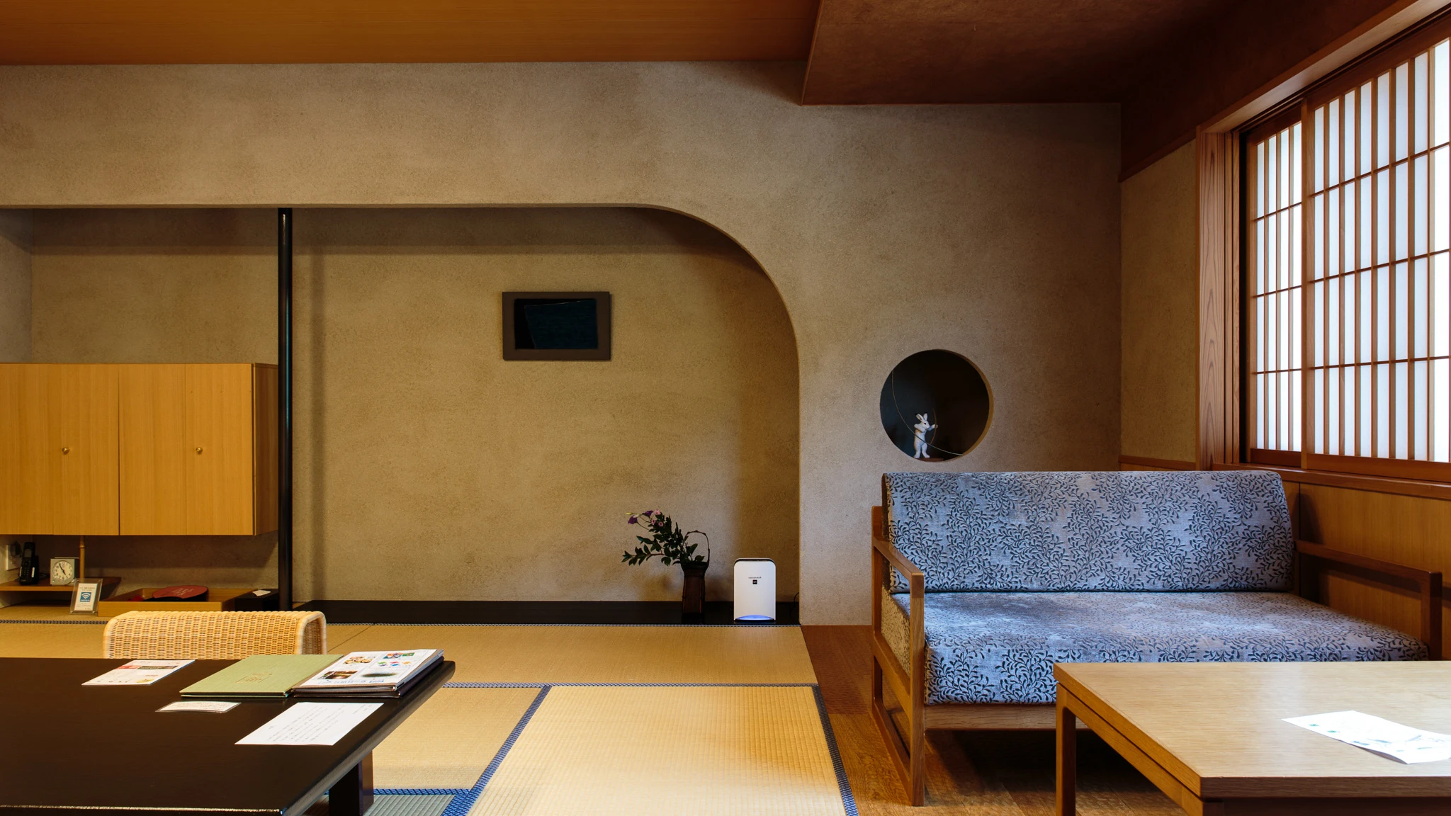 Tatami guest room with a curved doorway and seating