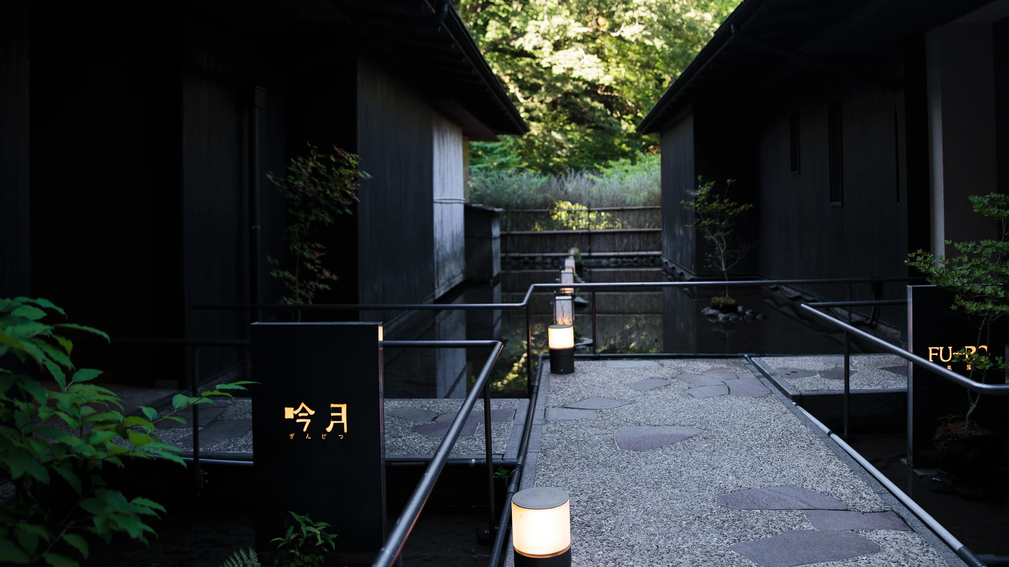 Quiet entrance path leading to the bathing facilities