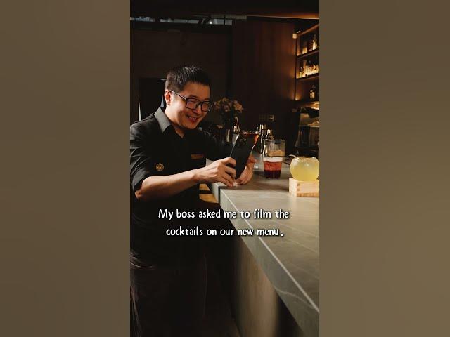A person at the Moonwell bar with cocktails and a tablet／Moonwell 吧台人物、調酒與平板入鏡